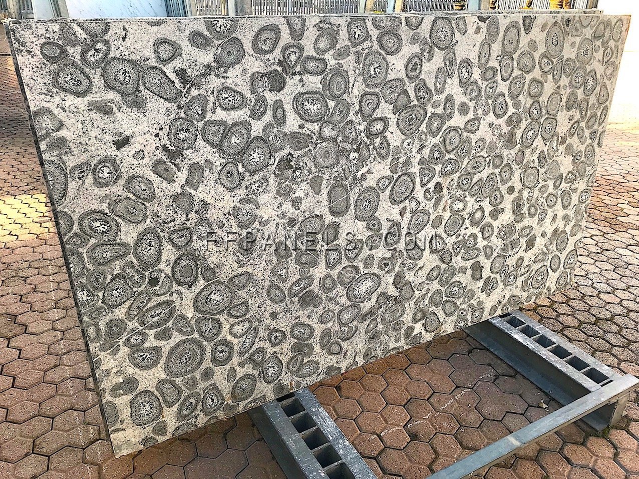 ORBICOLARE GRANITE slabs